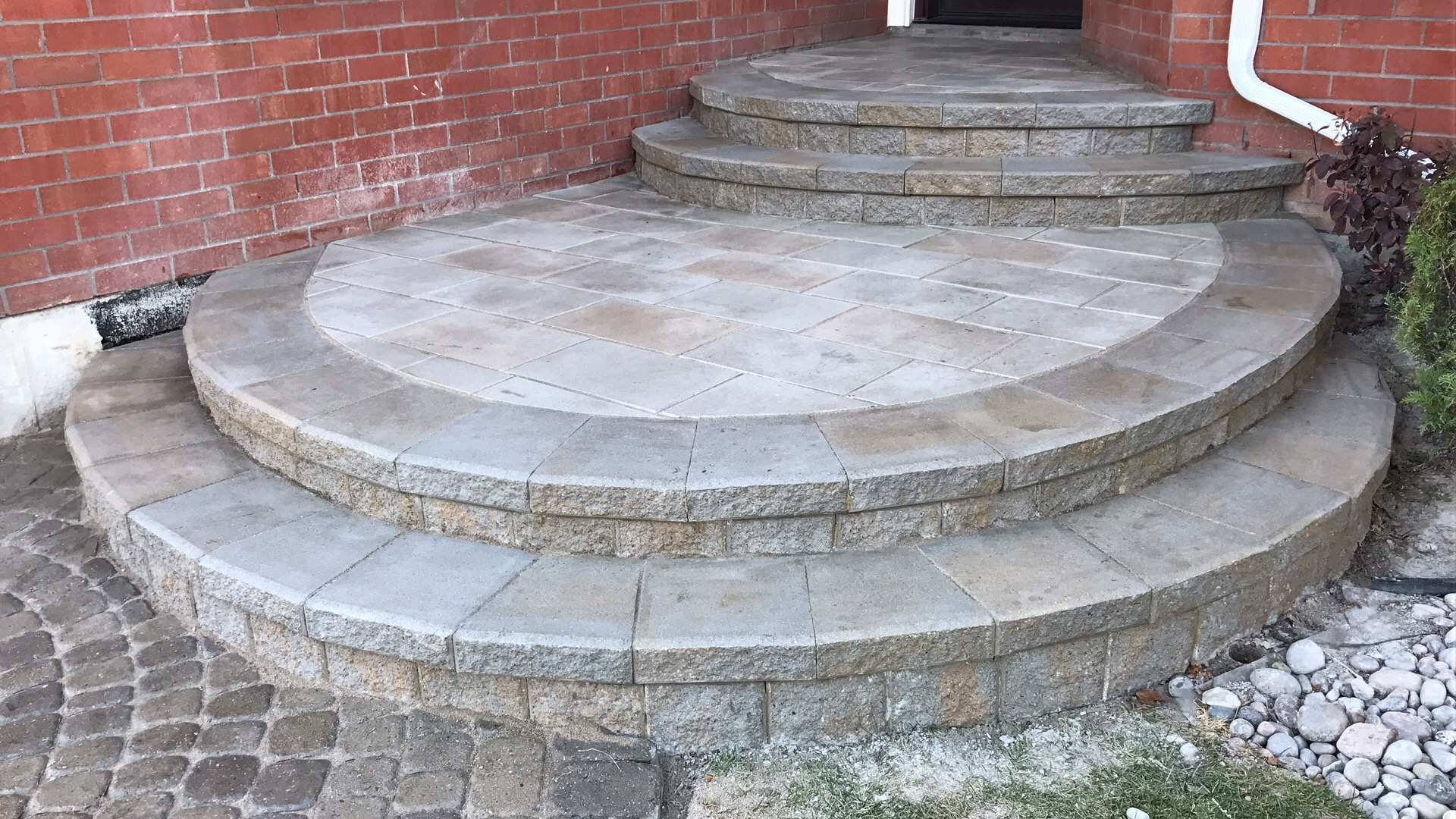 Circular entrance steps